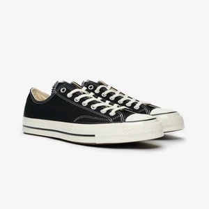 Chuck 70 ox  - Converse chuck OX low använda en gång i storlek 37,5 men passar en 38a. Låda finns även kvar. Vill ni ha fler bilder skriv så fixar jag det 