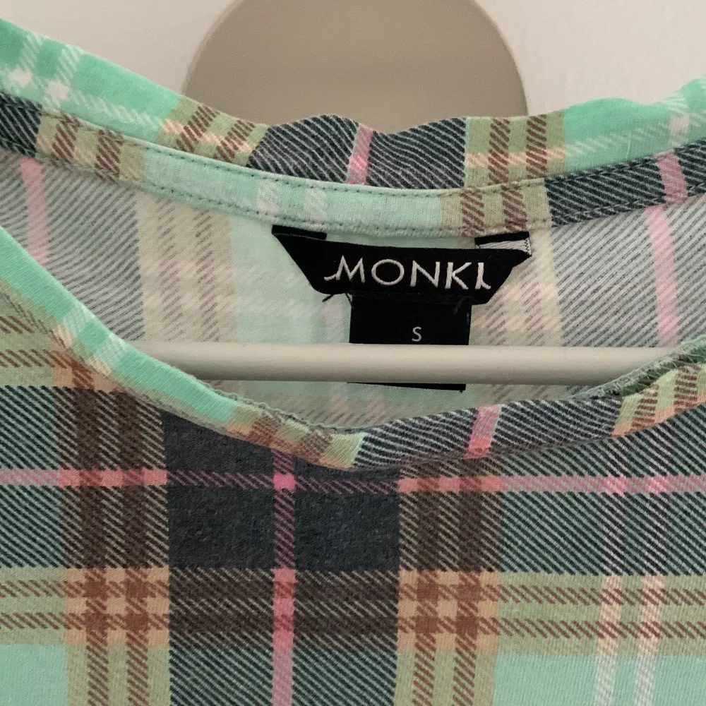 Croppad T-shirt från Monki i turkos med rutmönster, storlek S. Skjortor.