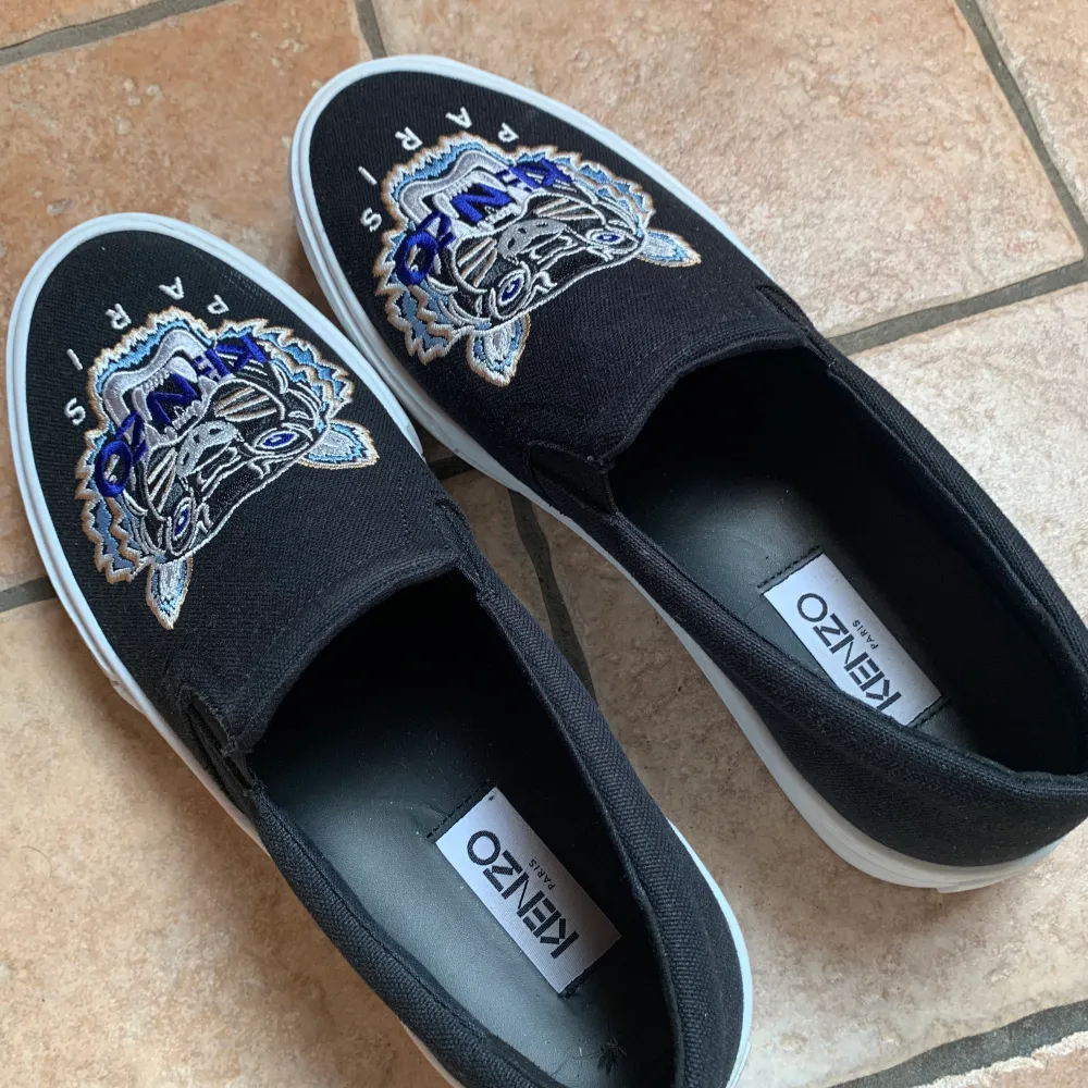 Säljer mina kenzo slip-ons som är använda runt kanske 5 gånger, köpta från care of carl för 1800 men som nu är slutsålda på de flesta sidor. Skolåda och dustbag med följer 😊. Skor.