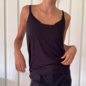 Svart linne - Linnet är kolsvart men färgen missvisas på bilderna och ser ut att vara rödaktig. Från HM, strl XS