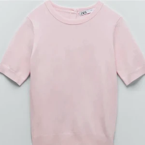 Stickad tshirt  - Jättesöt ljusrosa stickad tshirt från zara. Endast testad. Kan skicka fler bilder om det önskas, köparen står för frakten🫶🏼