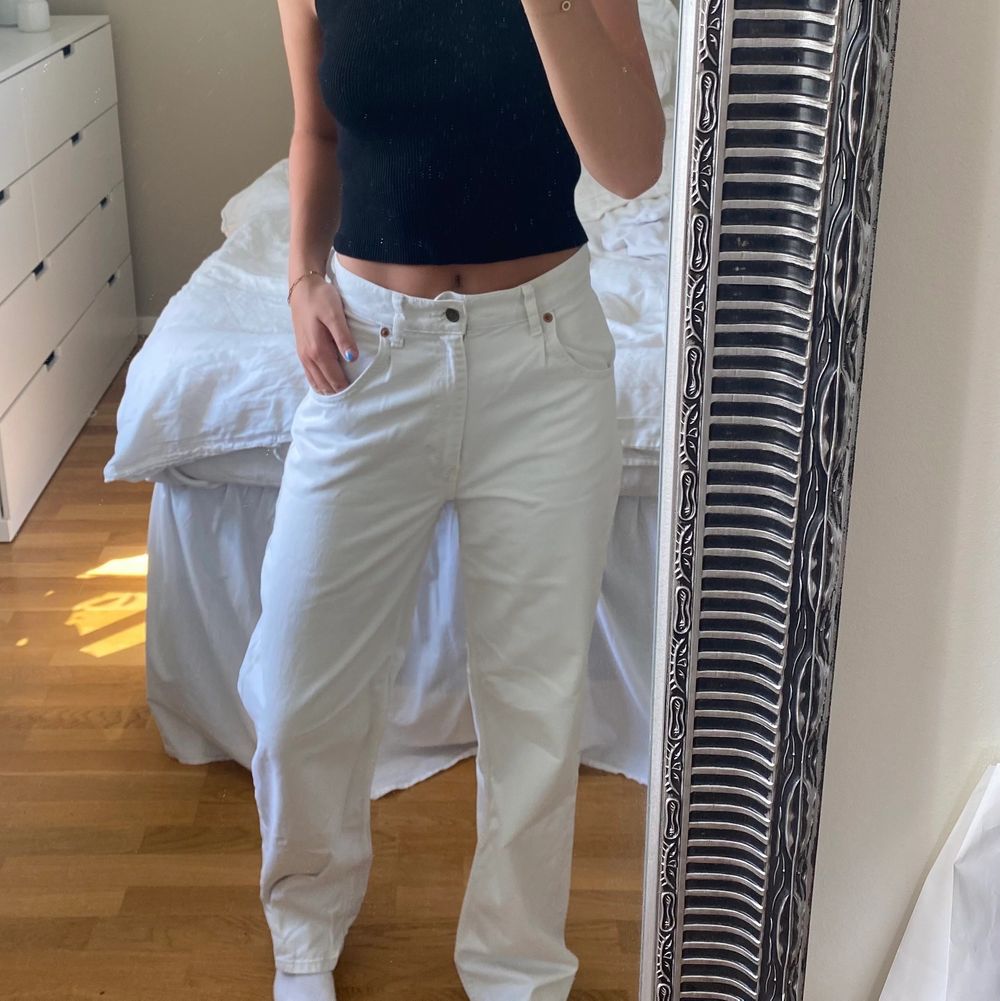 ❗️TRYCK INTE ”KÖP NU”❗️(kontakta som vanligt istället). Säljer dessa super snygga vita jeans från Zara i stl 38. Modellen på bilden är min kompis, hon är 170cm lång och bär oftast stl S☺️💖. Jeans & Byxor.