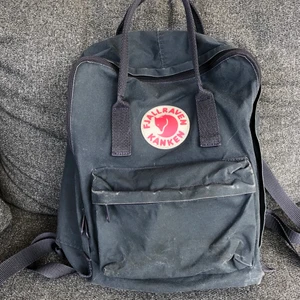 Kånken - Ryggsäck från Fjällräven i modell kånken. Använd men i fint skick! Inga skador men något sliten på sina ställen, vilket syns på bilden. Nypris 1000kr.                                  Storlek: originalmodellen, 16 liter. (Se bild 2 för att få bättre uppfattning om storlek) 