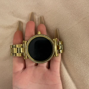 Smartwatch  - Michael kors Smartwatch  Tyvärr är laddaren borttappad, men finns o köpa ny för 249kr Säljer åt en vän 650kr