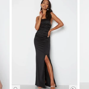 Svart långklänning  - Helt oanvänd svart långklänning från Bubbleroom. Storlek 36/S, man kan dra åt banden i ryggen och justera. Ord. Pris 899kr.