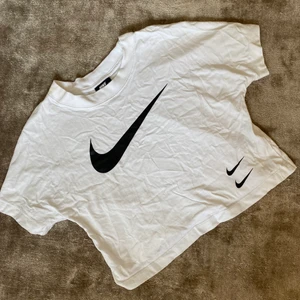 Nike croppad tshirt  - Vit croppad tshirt från Nike🤍 jätteskön och luftig att träna i!  Frakt tillkommer, kram Ebba🫶🏽