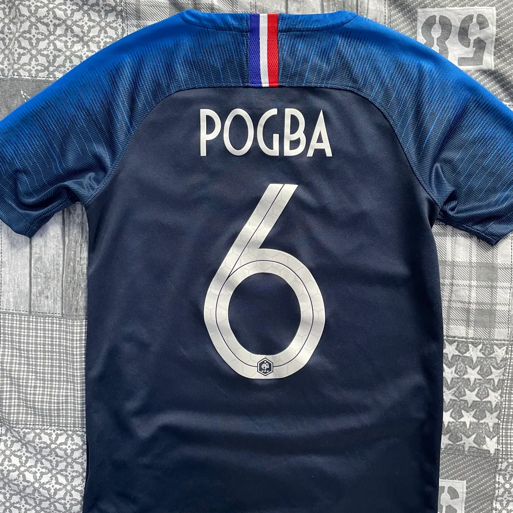 Jättefin Nike Frankrike T-shirt med Pogba på ryggen. Storleken är youth XL, den sitter som s/xs.. T-shirts.
