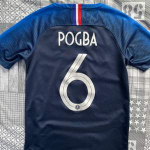 Jättefin Nike Frankrike T-shirt med Pogba på ryggen. Storleken är youth XL, den sitter som s/xs.