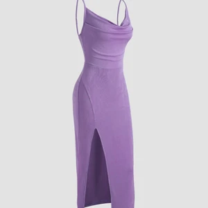 Klänning  - Säljer denna lila jätte fina klänning. Har aldrig använt 💜 Den är stretchiga och har ett väldigt skönt och elastiskt material 