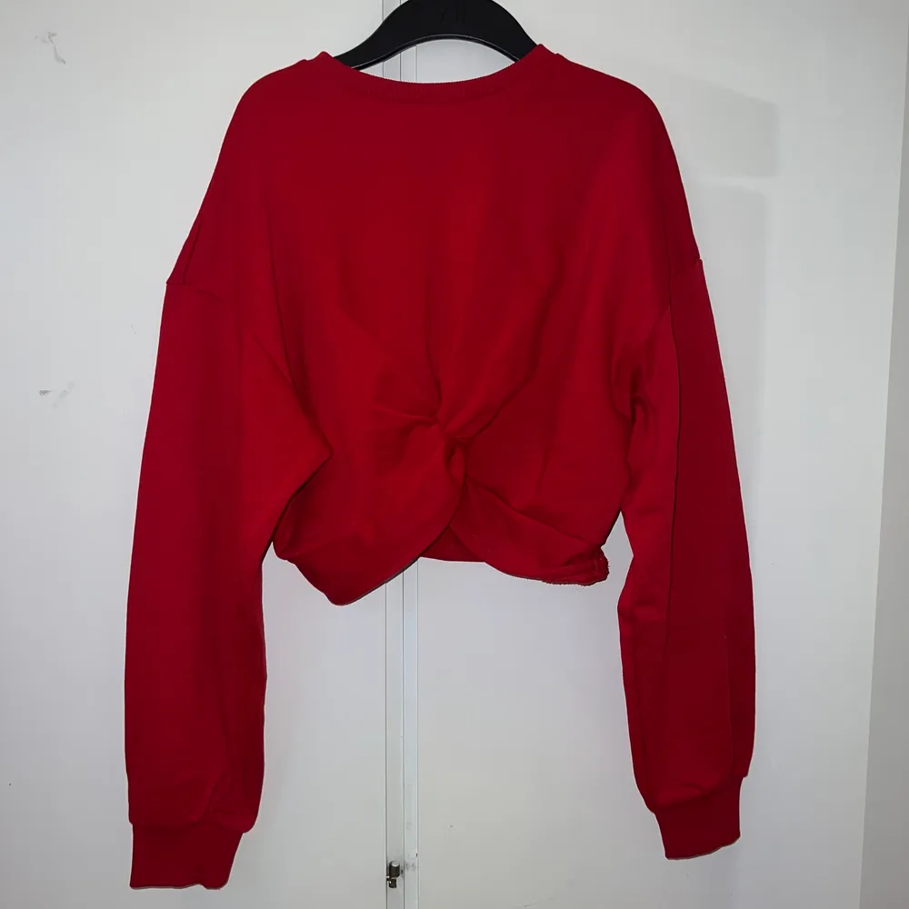Säljer denna fina röda hoodien som är som en magtröja, säljer för att den aldrig kom till användning🌺. Tröjor & Koftor.