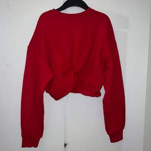 Säljer denna fina röda hoodien som är som en magtröja, säljer för att den aldrig kom till användning🌺