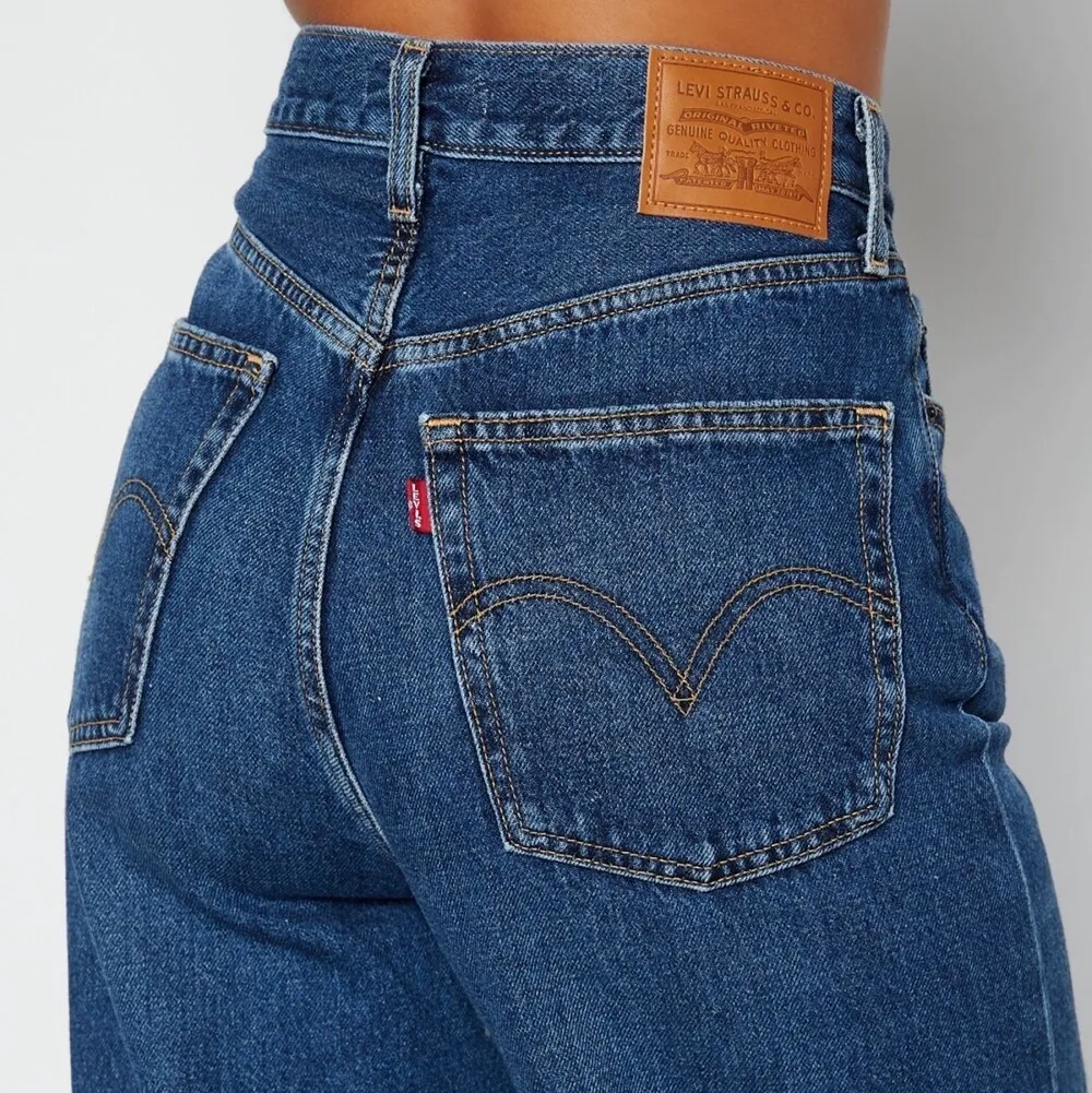 Levi’s Jean. Säljer då jag köpte en storlek för liten. Supersnygga wide leg jeans med perfekt trendig längd. Original-pris 1300kr💖 passar S/XS. Jeans & Byxor.