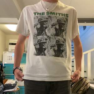 Vintage the Smiths t shirt från 90-talet. Riktigt bra skick! Liknande säljer för ca 1500 på grailed.