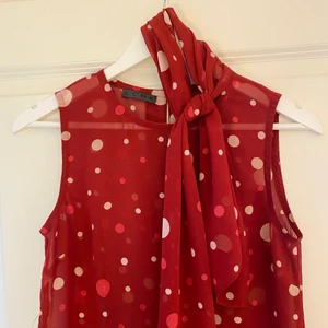 Röd blus  - Cool prickig röd blus köpt i Köpenhamn från CCDK. Passar storlek Xs/S 💘