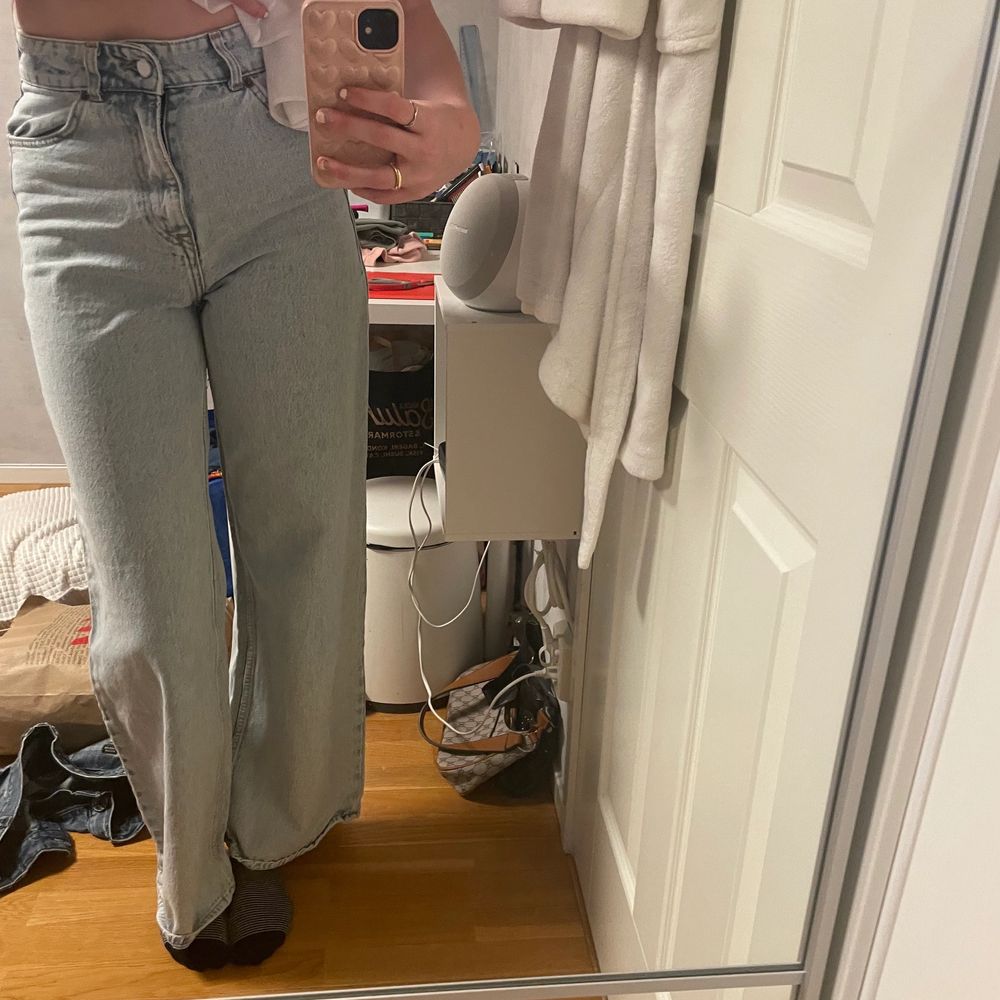 Dessa jeans är jätte bra om man är lång, dem sitter jätte fint i rumpa och bra i längd. Säljer då dem blivit lite tajta på mig.🥰 storlek 38 och funkar bra i längden för mig som är 173. Jeans & Byxor.