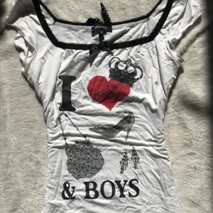 Söt tröja - Jätte gullig tröja som jag säljer för att den tyvärr var för stor för mig:(( bra skick, bara testad en gång och är i storlek S från Denny Rose. Skriv till mig om ni undrar något eller vill ha fler bilder❤️