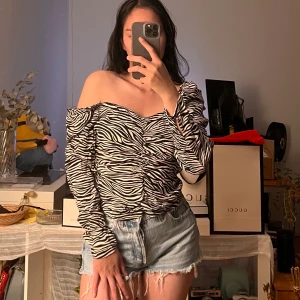 H&M - 💜Storleken är eur40 💜CN 170/92A  💜Hör gärna av dig om du vill se fler bilder. 