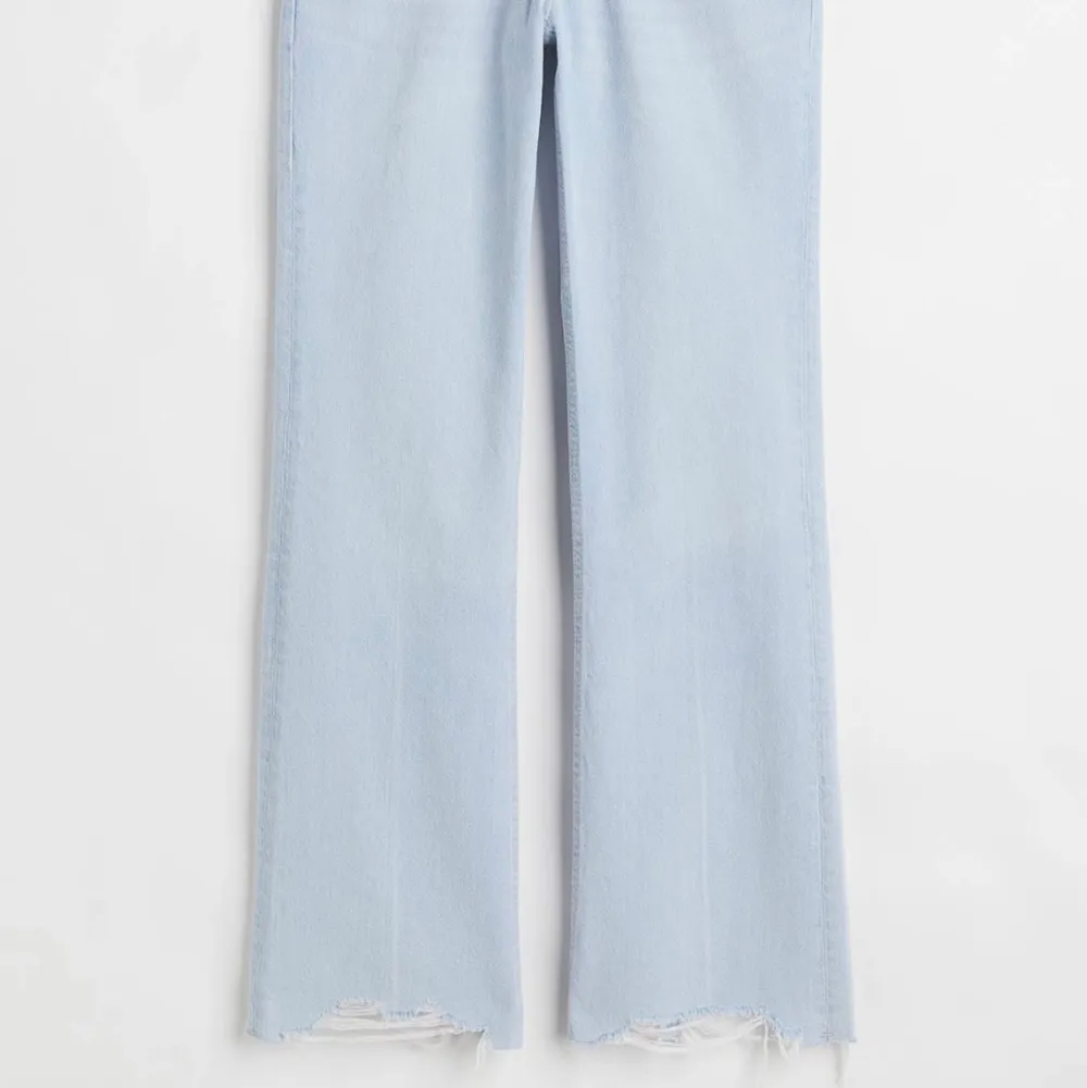 Lågmidjade jeans i storlek 34 från hm med prislapp kvar då dem var för korta för mig🤍 Pris 399+frakt. Slut på hemsidan! Betalning sker via swish. Jeans & Byxor.