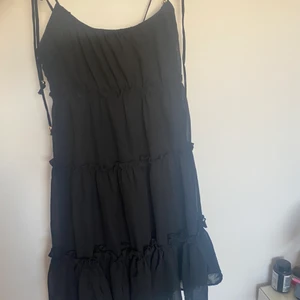 New yorker klänning - fin klänning ifrån new yorker som aldrig använts. ANVÄND EJ KÖP DIREKT