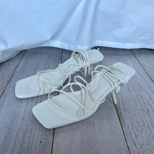 Klackskor - Säljer dessa jättefina klackar från zara i storlek 39. Snörningen kan man knyta på valfritt sätt runt vristen. Nypris: 599 kr. Aldrig använda! Precis som nya!🥰