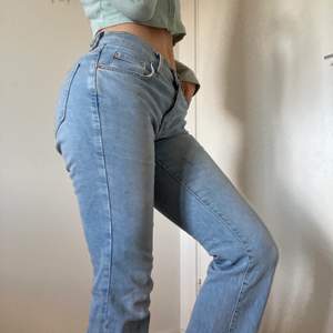 Sköna jeans från Gina. Stl 36. Jag är 165 cm lång och de är perfekta i längden.   