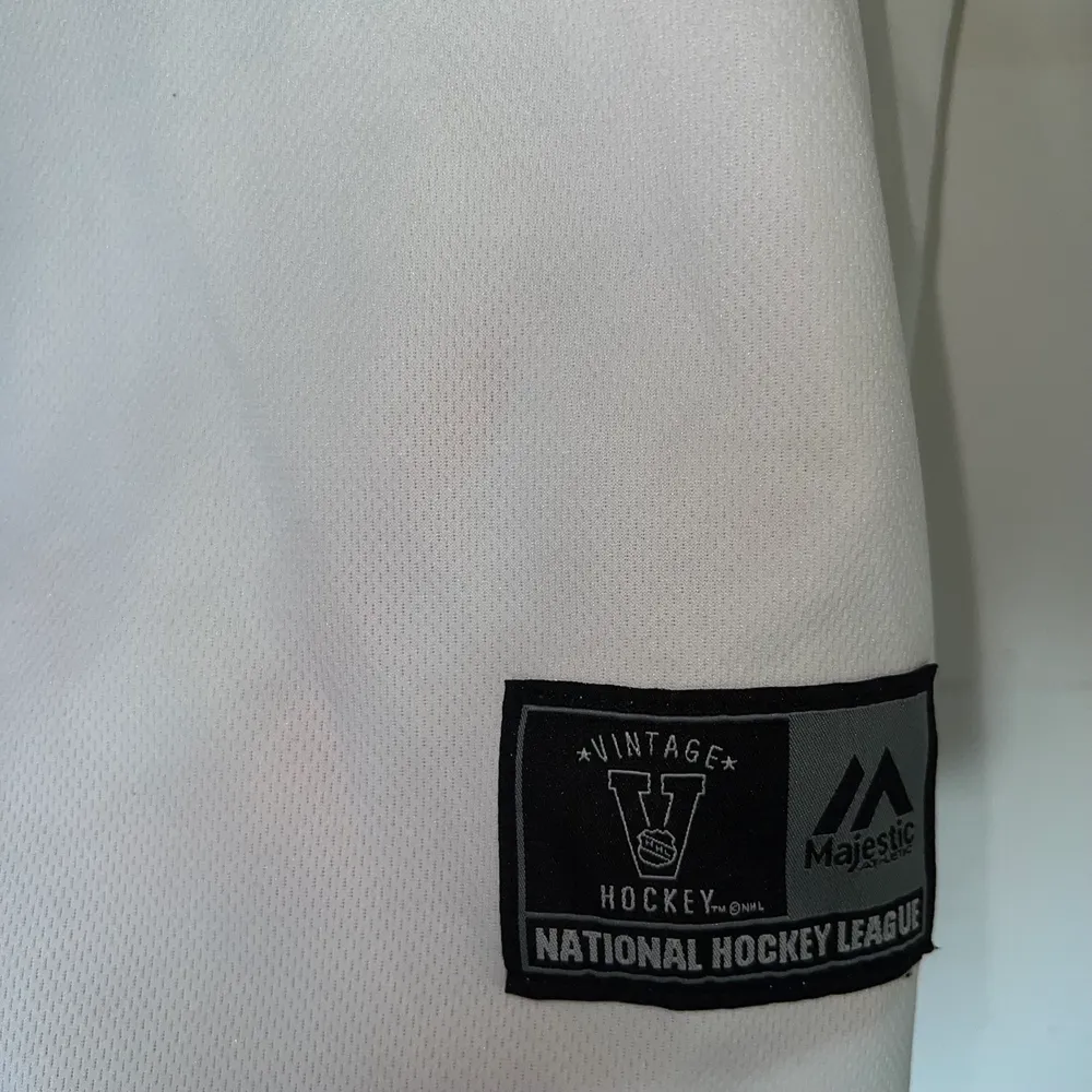 Hockey linne i sportigt material  priset inkluderar ej frakt, skriv innan du köper direkt för fraktalternativ. Toppar.