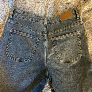 Monki Taiki jeans blue stl. 28 - Använda 1 max 2 ggr så fortfarande i vändligt bra skick men tyvärr för korta för mig som är 170cm. Skulle säga att de är lite stora i storleken men sitter annars jättefint. (Högmidjade) Köpte förra sommaren.
