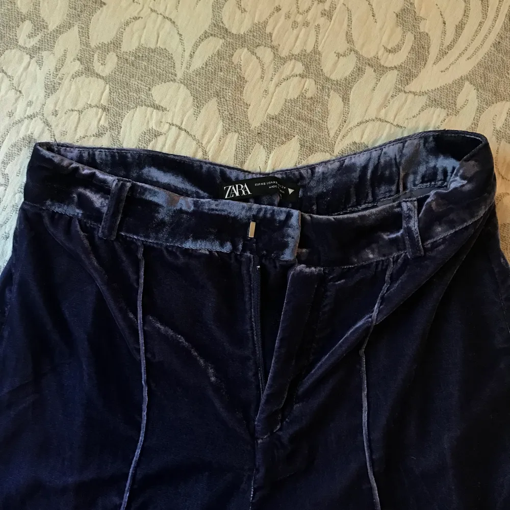 Skitsnygga zara byxor i mörkblå/marinblå. Storlek XS. Jeans & Byxor.
