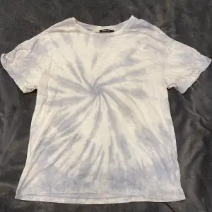 Ljusblå tie-dye T-shirt från Gina i strlk M. Sitter som en större S alltså som en oversized passform. Köpt för ett tag sen men knappt använd.