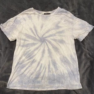 Tie dye T-shirt  - Ljusblå tie-dye T-shirt från Gina i strlk M. Sitter som en större S alltså som en oversized passform. Köpt för ett tag sen men knappt använd.