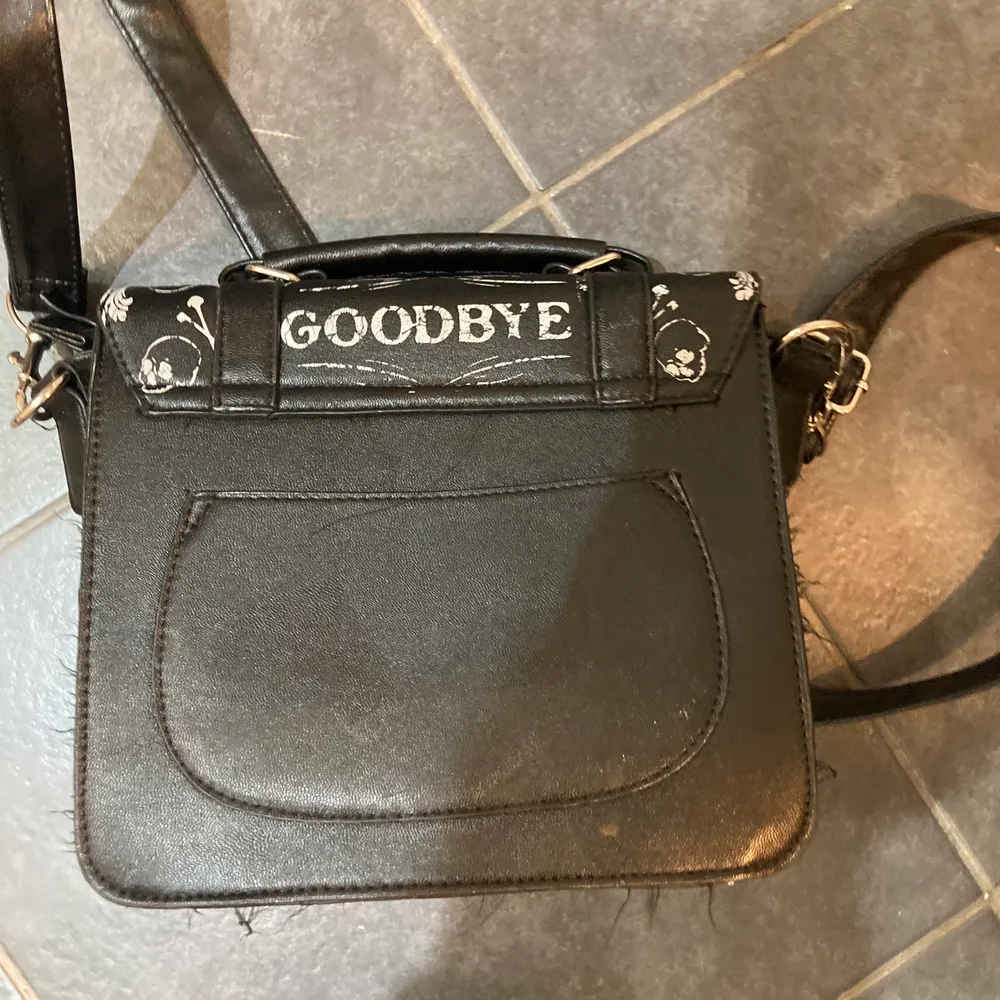 Köpte från Bluefox för 600kr, är inte min stil längre. Cool väska i svart, ganska ”hårt” material. I väldigt bra skick. Justerbara band. Pris kan diskuteras💞. Väskor.
