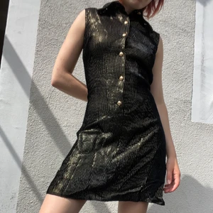 Guldklänning - Guldig klänning, aldrig använd