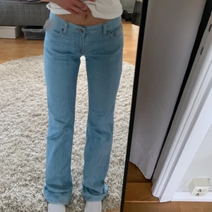 fornarina jeans  - Fornarina jeans i lågmidjad bootcut/straightleg modell 🤍 jag är 168 cm och de är långa på mig 🤍 midjemått:39cm tvärsöver innerbenslängd:86 cm🤍 SÄLJER FLER LIKNANDE JEANS