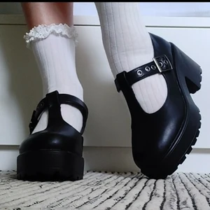 Veganska Mary-Jane skor - Helt oanvända Mary-Jane skor storlek 38 från Koi footwear. Ursprungspris är 499 kr men säljer dessa för 400 kr. Sulan är mjuk och banden går att justera. Säljer då de aldrig använts och bara legat i garderoben. Köparen står för frakt.