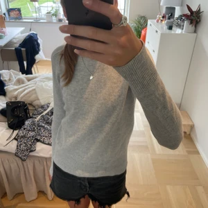 Soft goat tröja  - Säljer en perfekt kashmir tröja från soft goat. Sååå snygg och skön. Passar till allt, så najs!!!😍😍