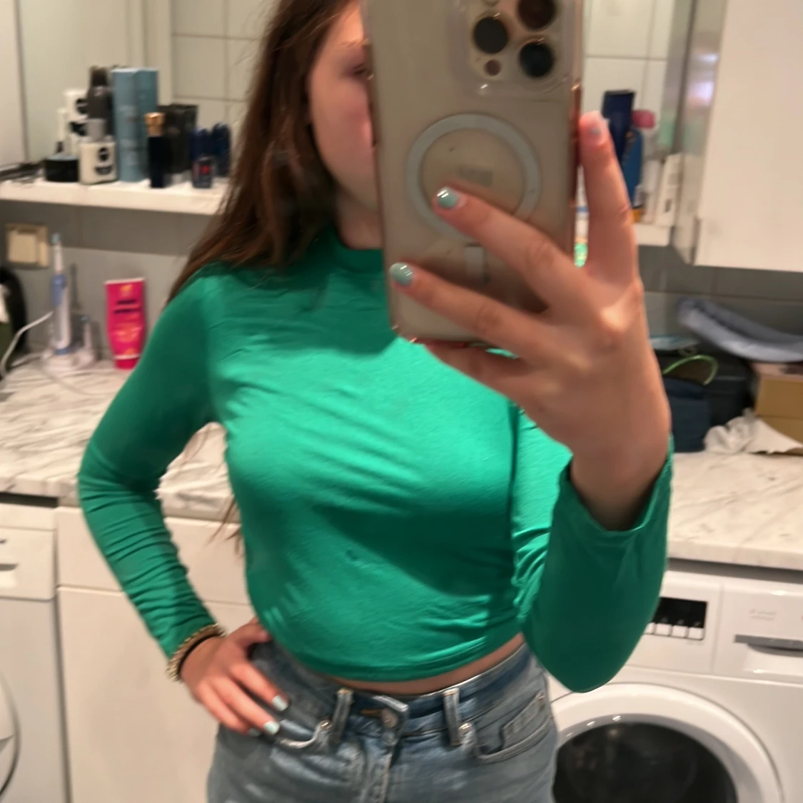 En långärmad grön tröja utan rygg