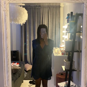 Klänning   - En mörkblå klänning som är använd mycket sällan! Den är i bra skick. Knytning i midjan.. den är V ringad och inte längre än till knäna. OBS den finns att köpa i en ljusare blå färg!