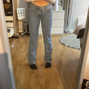 Nya jeans från bikbok  - Nästan helt oanvända bikbok jeans, säljer dessa för att dom är för små. Frakt ingår 