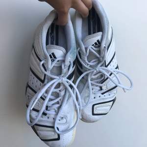 Ett par sneakers/träningsskor från 2009. Viss slitage och smuts, men som lätt kan tvättas bort med tandkräm. Skriv till mig i DM om du är intresserad eller vill ha närmare bilder🤗