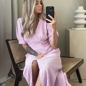 SLUTSÅLD, oanvänd klänning - SÅ SÅ SÅ fin lila långklänning med slits från bubbelroom. Den är slutsåld på hemsidan och aldrig använd, lapparna finns kvar. Köpt för 499kr