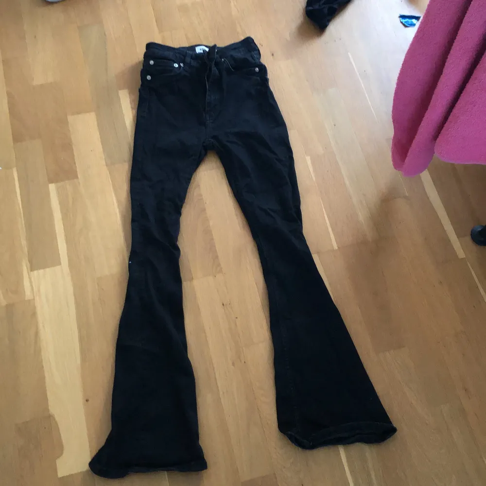 Svarta bootcut Jeans från lager 157 nypris 400kr inga defekter  . Jeans & Byxor.