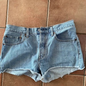 Levis Jeansshorts - Jättesnygga Levis jeansshorts som tyvärr var för stora för mig, köpta på Tradera. Ska vara W27 men skulle mer tippa på W29 eller W30.💅🏼 Fint skick och inga defekter!