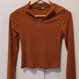 Tajt topp - Roströd topp i märket RT