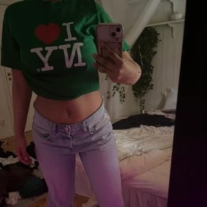 New York tröja - En jättecool i ❤️ New York t-shirt. Köpt i gbg och knappast använd, fett fin till ett par blåa byxor💓 det står storlek L men jag tror det är barnstorlek då den är hyfsat liten för att vara ”L”. Skulle säga mer S-M