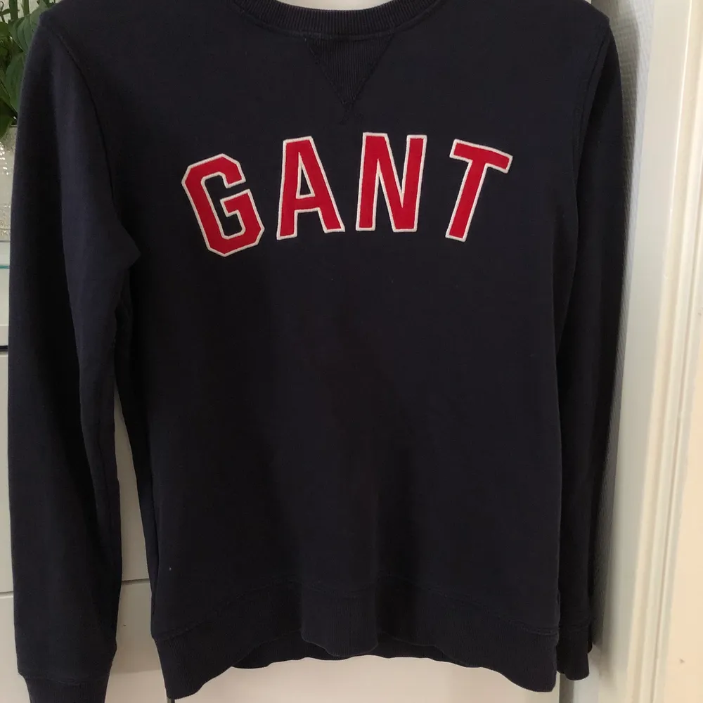 Sweatshirt från Gant som säljs då den inte kommer till användning längre.  Storlek 158-164 men sitter som en XS.  150kr + frakt . Tröjor & Koftor.
