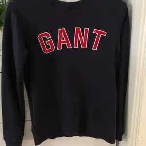 Sweatshirt från Gant som säljs då den inte kommer till användning längre.  Storlek 158-164 men sitter som en XS.  150kr + frakt 