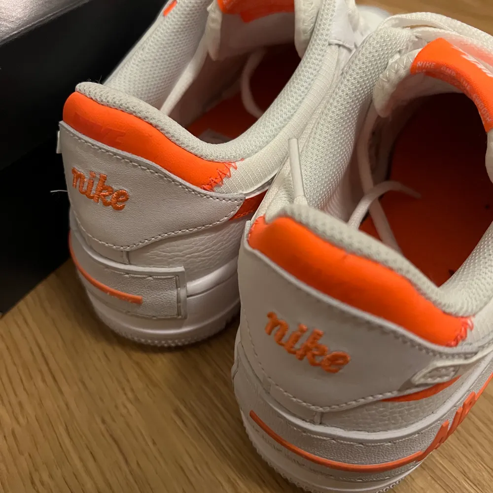 Nike Air Force 1 Shadow Orange/White Originalkartong medföljer.  Använda vid ett tillfälle! Storlek 38.5  Dessa är slutsålda överallt.. Skor.