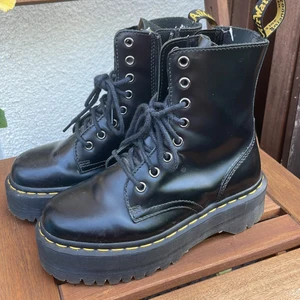 Dr martens - Dr martins med hög sula i strl 36 använda i ca 2 veckor i vintras innan de blev för små bra skick lite repor men kan fixas genom puts som görs innan de säljs😻❤️ köpta för 2100