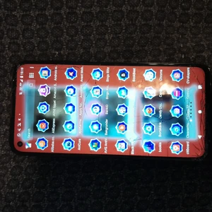 Mobil som fungerar utmärkt men sprickor i skärm - Säljer min favorit mobil som har lite sprickor i skärmen. Inget på baksidan. Mobilen fungerar ändå exakt som innan och det går ju att byta skärm billigt. 