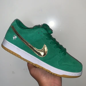 Nike sb dunk st petris day 2022 - Ett par helt nya dunks köpta från streetlab.nu i malmö. Har testat dessa en gång inom hus försiktigt och de var en aning för små och därmed säljar jag dessa för 1300kr. Creesskydd+ vita Nike skosnören följer med skorna. Köparen betalar frakt. Byter gärna!